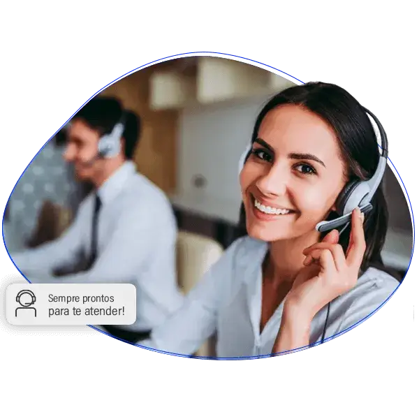 Mulher sorrindo ao telefone